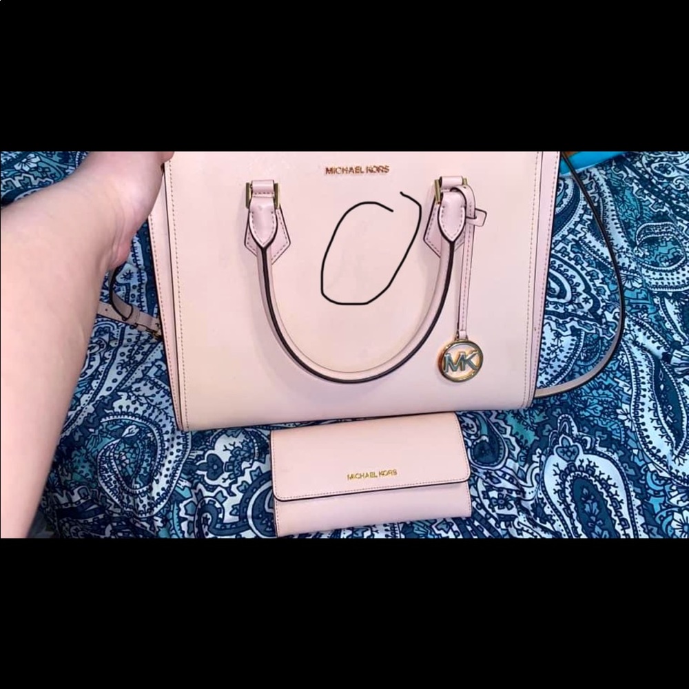 Michael Kors purse with matching wallet. !Please Read below!⬇️